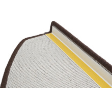 Detailopname van een trap met bruine rand en bevestigingsstrips