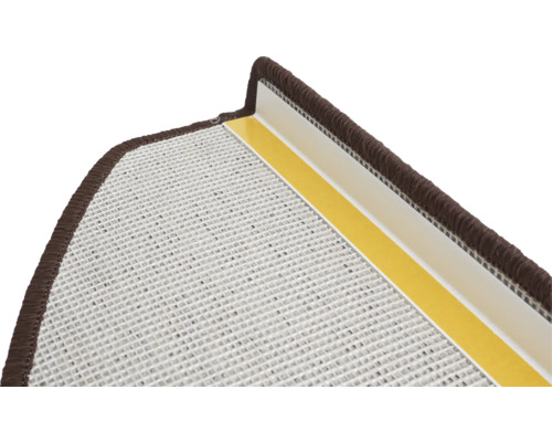 Detailopname van een trap met bruine rand en bevestigingsstrips