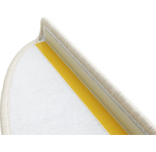 Detail van een trapmat van tapijt met plakstrip voor bevestiging