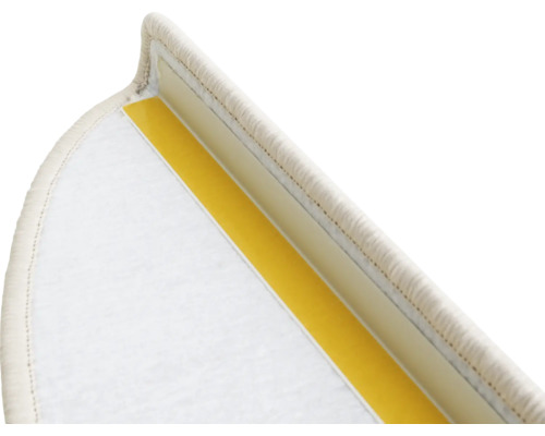 Detail van een trapmat van tapijt met plakstrip voor bevestiging
