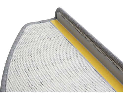 Detail van een trapmat met plakstrip en randbescherming