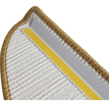 Detail van een tapijtrand met plakstrip en profiel