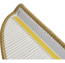 Detail van een trapkant met plakstrip