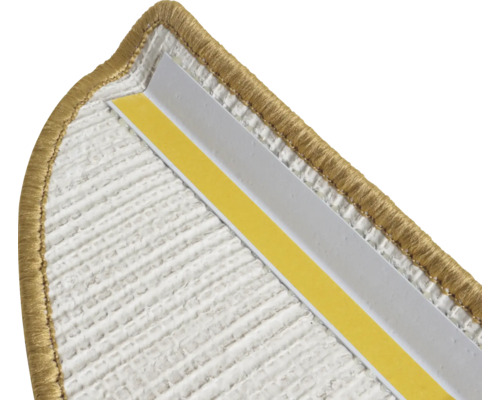 Detail van een trapkant met plakstrip