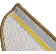 Detailopname van een tapijtrand met bevestigingsstrip