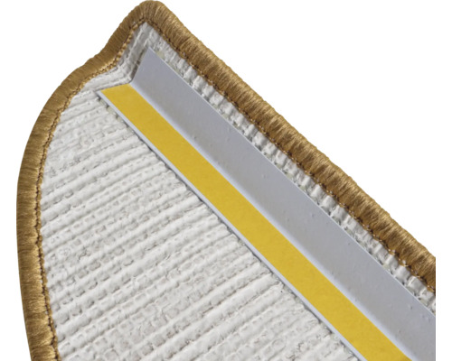 Detailopname van een tapijtrand met bevestigingsstrip