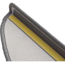 Detail van een trap met een textieloppervlak en plakstrip