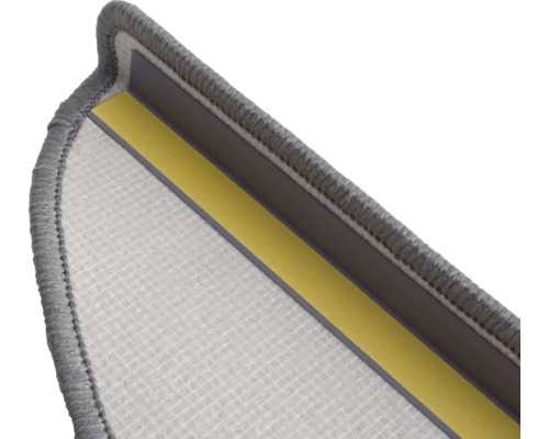 Detail van een trap met een textieloppervlak en plakstrip