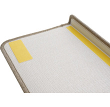 Detailweergave van een trapmat met plakstrips