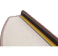 Detailopname van een traptrede met tapijt en randprofiel