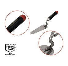 Metselspatel met zwart handvat en roestvrijstalen oppervlak