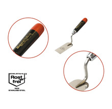 Metalen pleisterspaan met houten handvat