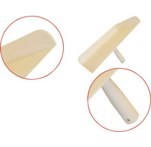 Kunststof plamuurmes met handgreep voor het verwerken van vulmiddelen