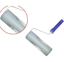 Prikroller met blauwe handgreep voor het ontluchten van epoxyharsvloeren