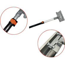 Detailopname van een gladde spaan met telescopische steel en bevestigingsmechanisme