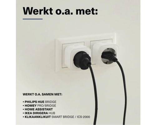 Twee slimme stekkers in stopcontacten met kabels