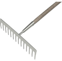 Metalen hark met houten steel voor de tuin