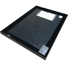 Achterkant van een fotolijst met hangers