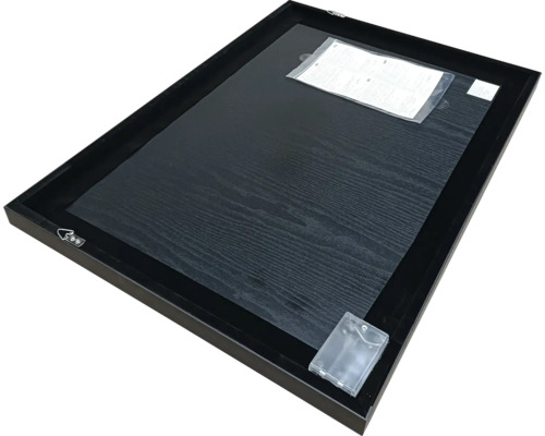 Achterkant van een zwarte fotolijst