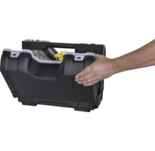 Stanley FATMAX gereedschapsorganizer van kunststof, half geopend met hand.