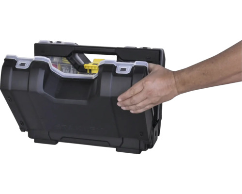 Stanley FATMAX gereedschapsorganizer van kunststof, half geopend met hand.