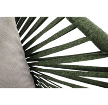 Close-up van een fauteuil met textielen kussen en gevlochten textielbespanning