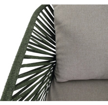 Close-up van een stoel met gevlochten rugleuning en gestoffeerd kussen