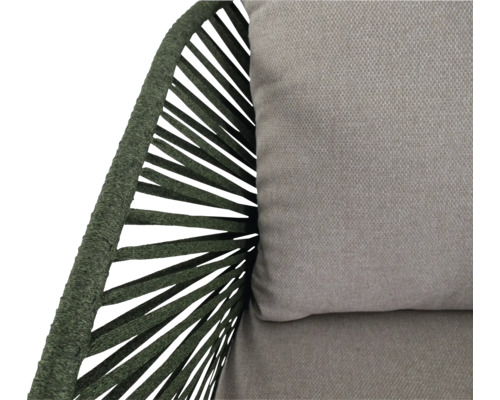 Close-up van een stoel met gevlochten rugleuning en gestoffeerd kussen