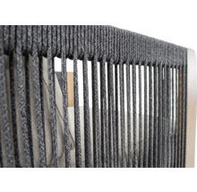 Detailopname van een stoel met een rugleuning van gevlochten touw