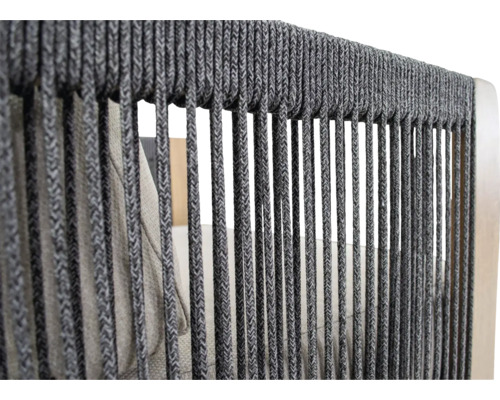 Detailopname van een stoel met een rugleuning van gevlochten touw