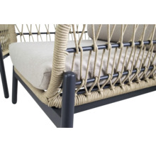 Detailopname van een tuinstoel met gevlochten touwlook en zitkussen