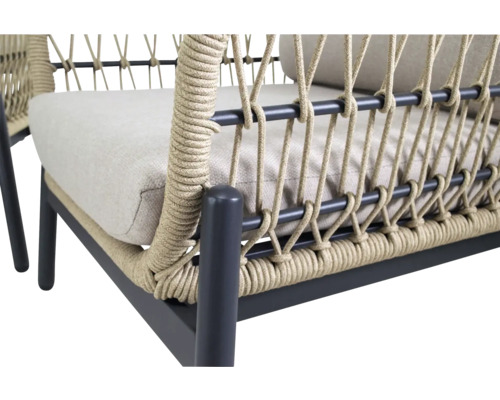 Detailopname van een tuinstoel met gevlochten touwlook en zitkussen