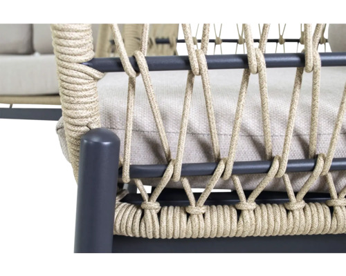 Detailopname van een loungesessel met touwbespanning en zitkussen