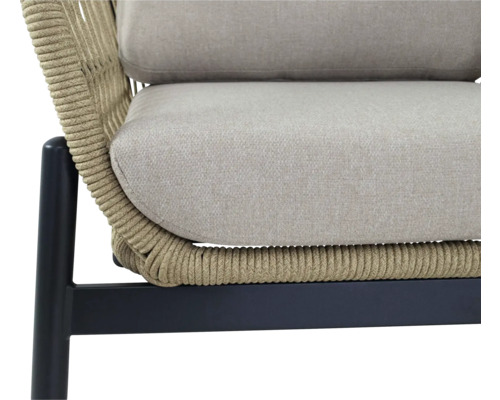 Detail van een fauteuil met touwvlechtwerk en bekleding
