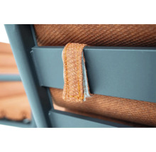 Detailopname van een tuinstoel met textielweefband