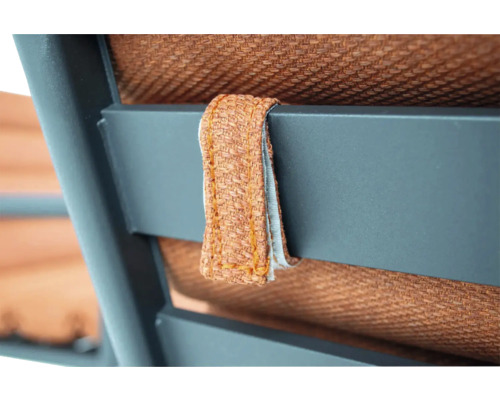 Detailopname van een tuinstoel met textielweefband