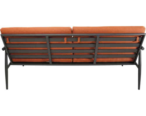 Achteraanzicht van een tuinbank met metalen frame en zitkussens