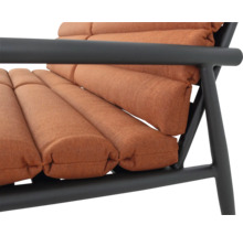 Detailaanzicht van een fauteuil met bruine kussens en een zwart frame.