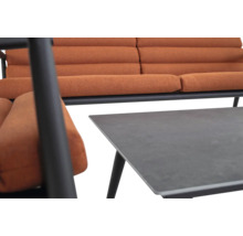 Gedetailleerd beeld van een bank en een tafel voor de woonkamer