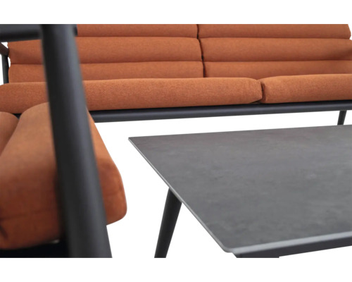 Gedetailleerd beeld van een bank en een tafel voor de woonkamer