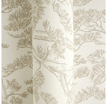 Vliesbehang met patroon van dennentakken en naalden in beige en grijs.