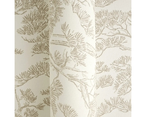 Vliesbehang met patroon van dennentakken en naalden in beige en grijs.