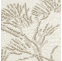 Detailweergave van een gestructureerd vliesbehang met floraal patroon.