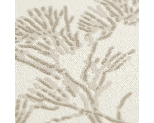 Detailweergave van een gestructureerd vliesbehang met floraal patroon.