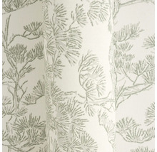 Vliesbehang met dennentakpatroon in lichtgrijs.