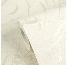 Vliesbehang op rol met een gestructureerd oppervlak en een subtiel blad- en takkenpatroon.