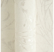 Licht behang met een verfijnd botanisch patroon van bladeren en takken.