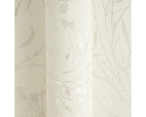 Licht behang met een verfijnd botanisch patroon van bladeren en takken.