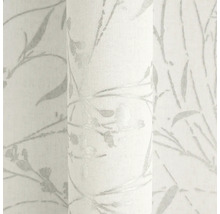 Vliesbehang met een fijn lichtgrijs takken- en bladerpatroon op een lichte achtergrond.