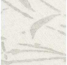 Detailopname van gestructureerd behang met een fijn grijs bladmotief.